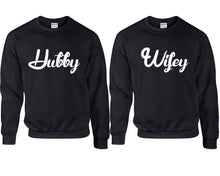 將圖片載入圖庫檢視器 Hubby and Wifey couple sweatshirts. Black sweaters for men, sweaters for women. Sweat shirt. Matching sweatshirts for couples