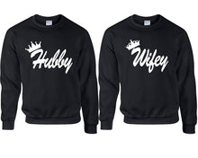 將圖片載入圖庫檢視器 Hubby and Wifey couple sweatshirts. Black sweaters for men, sweaters for women. Sweat shirt. Matching sweatshirts for couples