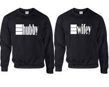 將圖片載入圖庫檢視器 Hubby and Wifey couple sweatshirts. Black sweaters for men, sweaters for women. Sweat shirt. Matching sweatshirts for couples