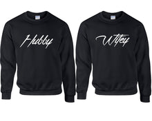 將圖片載入圖庫檢視器 Hubby and Wifey couple sweatshirts. Black sweaters for men, sweaters for women. Sweat shirt. Matching sweatshirts for couples