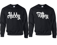 將圖片載入圖庫檢視器 Hubby and Wifey couple sweatshirts. Black sweaters for men, sweaters for women. Sweat shirt. Matching sweatshirts for couples