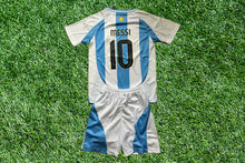 將圖片載入圖庫檢視器 Kids&#39; Soccer Jersey and Shorts Set Inspired by Argentine Superstar - Perfect for Young Fans
