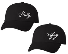 將圖片載入圖庫檢視器 Hubby and Wifey matching caps for couples, Black baseball caps.White color Vinyl Design
