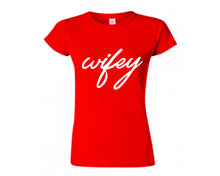 將圖片載入圖庫檢視器 Red color Wifey design T Shirt for Woman
