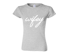 將圖片載入圖庫檢視器 Sports Grey color Wifey design T Shirt for Woman
