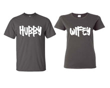이미지를 갤러리 뷰어에 로드 , Hubby and Wifey matching couple shirts.Couple shirts, Charcoal t shirts for men, t shirts for women. Couple matching shirts.
